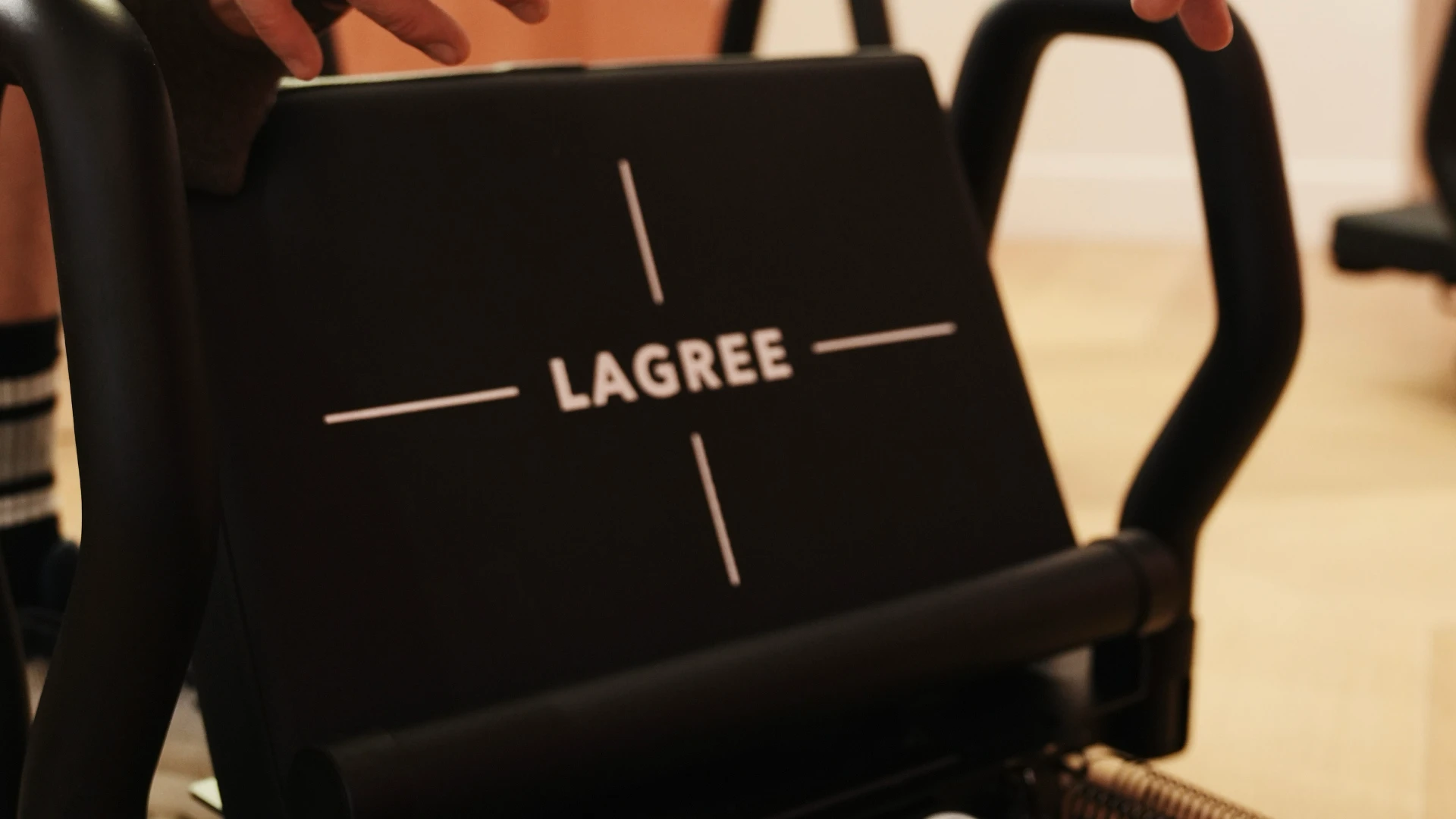 Machine de fitness Lagree type Megaformer en studio, utilisée pour un entraînement de renforcement musculaire et de pilates intensif